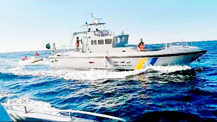 ബോ​ട്ട് ത​ക​ർ​ന്ന് ക​ട​ലി​ൽ കു​ടു​ങ്ങി​യ  മ​ത്സ്യ​ത്തൊ​ഴി​ലാ​ളി​ക​ളെ ര​ക്ഷ​പ്പെ​ടു​ത്തി