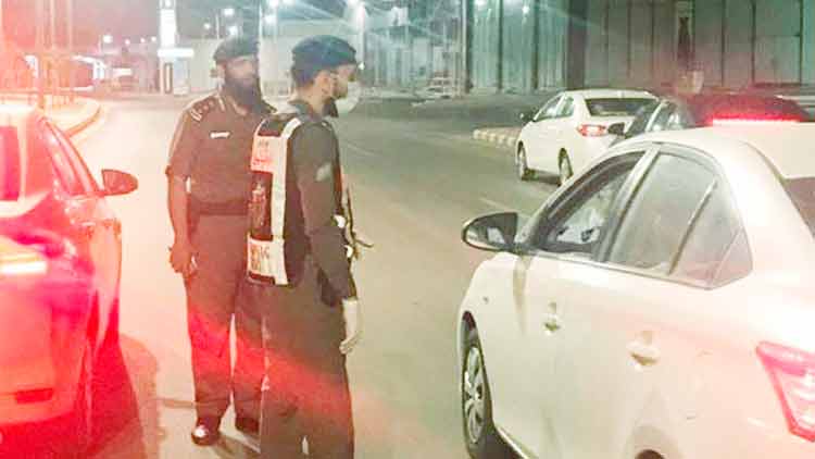 ക​ർ​ഫ്യൂ സ​മ​യ​ത്ത്​  പൊ​ലീ​സ് ശ​ക്ത​മാ​യി രം​ഗ​ത്ത്​