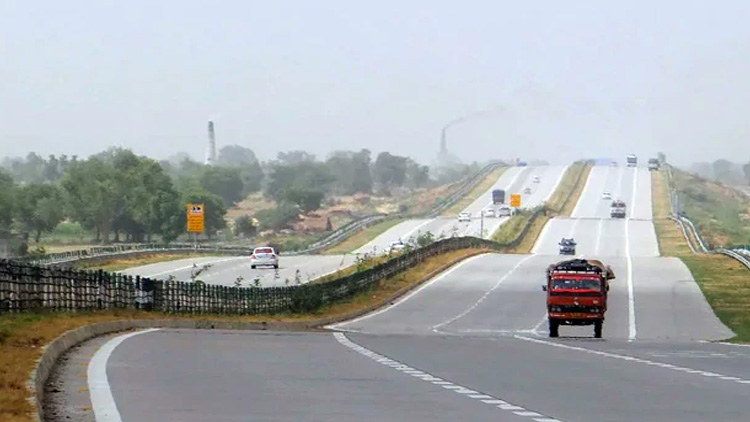 ഒരു കുടുംബത്തിലെ മൂന്ന്​ പേർ കാറിനുള്ളിൽ മരിച്ചനിലയിൽ