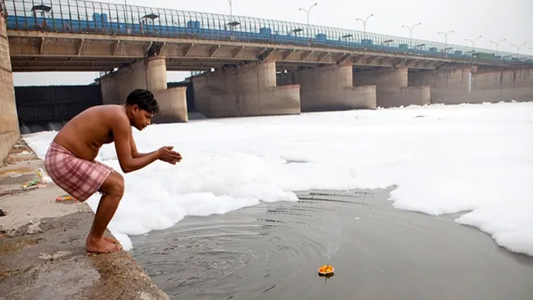 ലോക്​ഡൗൺ തീർന്നു, യമുനയിൽ നുരഞ്ഞുപൊങ്ങി മാലിന്യപ്പത