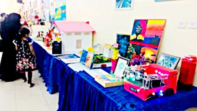 അൽയാസ്​മിൻ സ്​കൂളിൽ കരകൗശല, ചിത്രകലാ പ്രദർശനങ്ങൾ