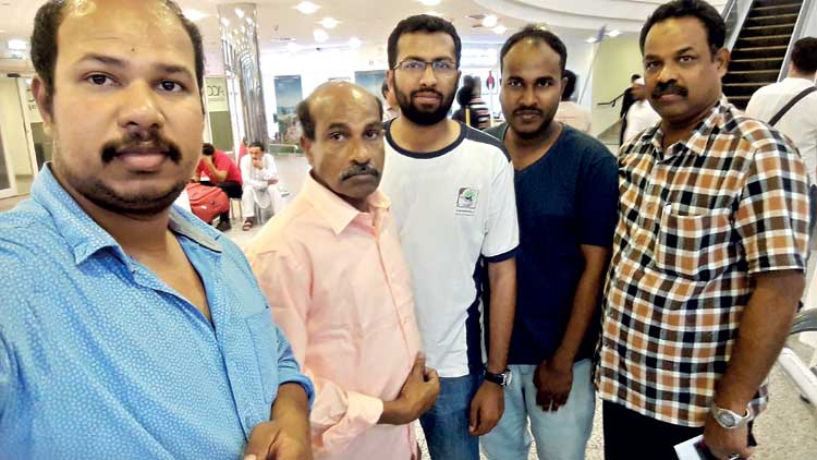 നാ​ലു​പ​തി​റ്റാ​ണ്ടി​െ​ൻ​റ പ്ര​വാ​സം മ​തി​യാ​ക്കി  വ​ള്ളി​യോ​ട്ട് ഹം​സൂ​ട്ടി നാ​ട്ടി​ലേ​ക്ക്