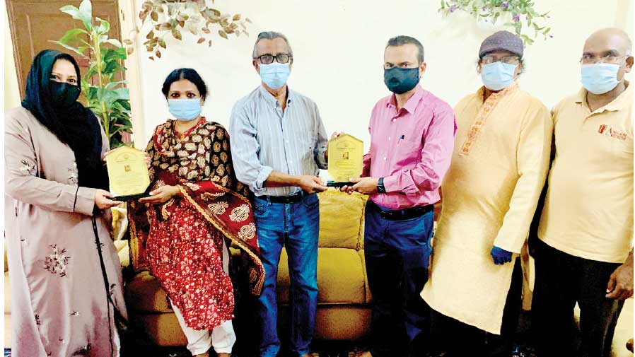 തോ​മ​സ് വൈ​ദ്യ​നും ലാ​ഡ്‌​ലി തോ​മ​സി​നും യാ​ത്ര​യ​യ​പ്പ് ന​ൽ​കി