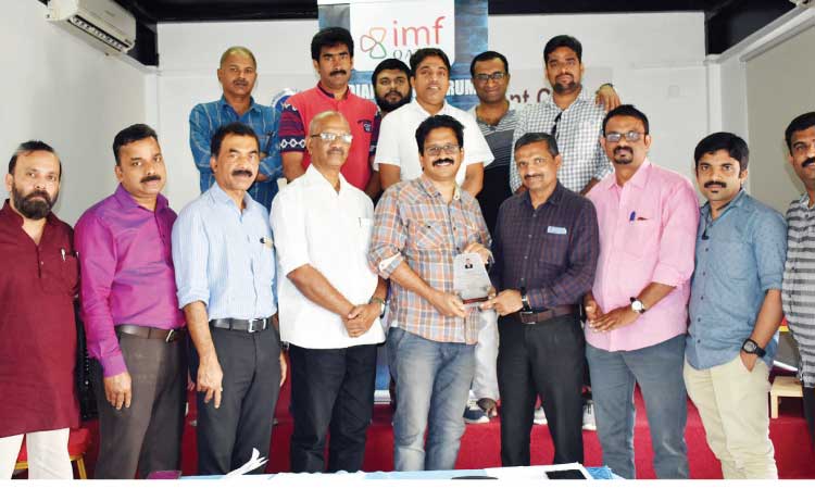 ടി.​സി. അ​ബ്​​ദു​ൽ റ​ഷീ​ദി​ന് െഎ.​എം.​എ​ഫ്​ യാ​ത്ര​യ​യ​പ്പ്​ ന​ൽ​കി