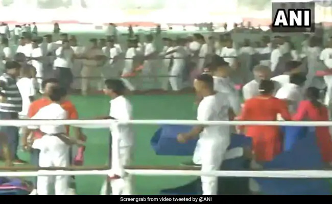 യോഗ മാറ്റുകൾ കടത്താൻ ശ്രമം; അമിത് ഷാ പങ്കെടുത്ത ചടങ്ങിൽ തർക്കം