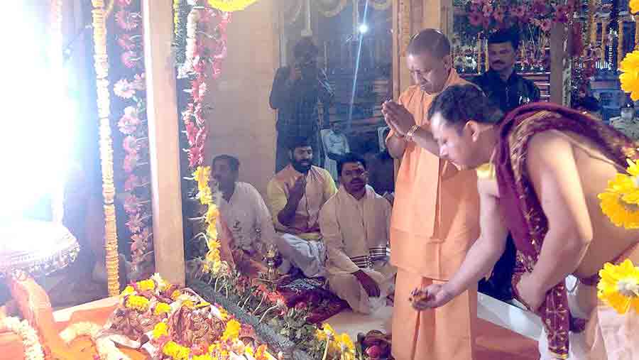 ലോക്​ ഡൗണിന്​ പുല്ലുവില; യോഗിയും സംഘവും അയോധ്യയിൽ