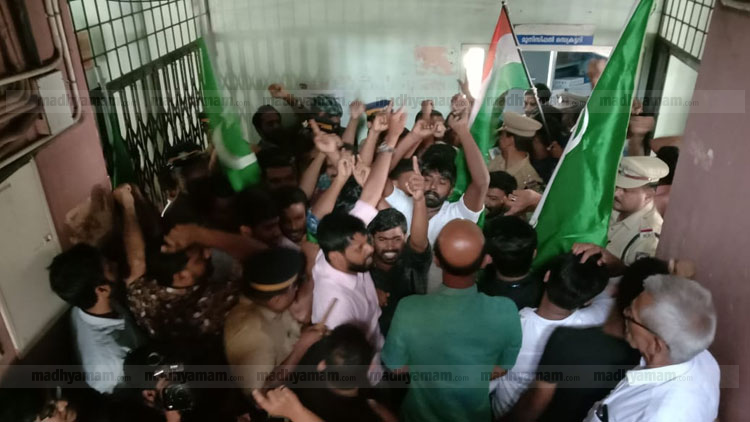 എൻ.പി.ആർ വിവാദം: മഞ്ചേരി നഗരസഭ സെക്രട്ടറിയുടെ ഓഫിസ് തല്ലിത്തകർത്തു VIDEO