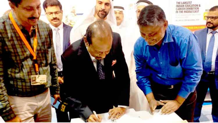 എം.​എ. യൂ​സു​ഫ​ലി ‘ഗ​ൾ​ഫ്​ മാ​ധ്യ​മം’ സ്​​റ്റാ​ൾ  സ​ന്ദ​ർ​ശി​ച്ചു