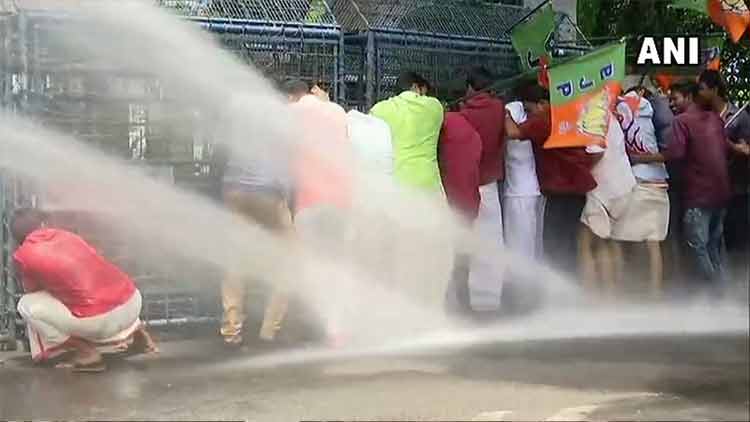 യുവമോർച്ച മാർച്ചിൽ സംഘർഷം: ജല പീരങ്കി പ്രയോഗത്തിൽ രണ്ടുപേർക്ക്​ പരിക്ക്​