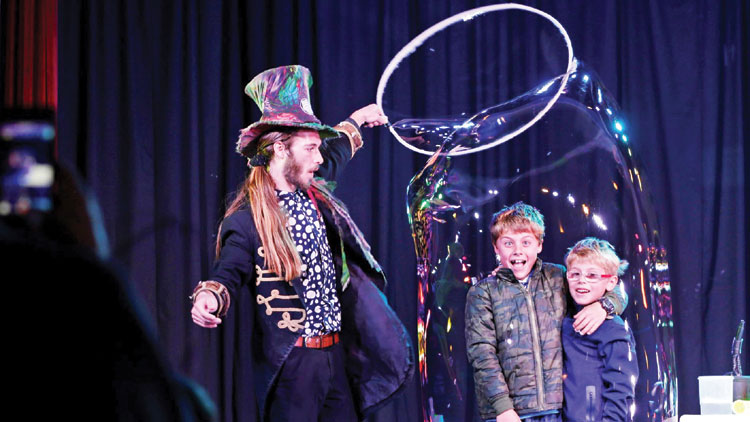 ഹൃ​ദ​യം ക​വ​രും പ്ര​ദ​ർ​ശ​ന​ങ്ങ​ൾ, രാ​ജ്യാ​ന്ത​ര ക​ലാ​കാ​ര​ന്മാ​ർ