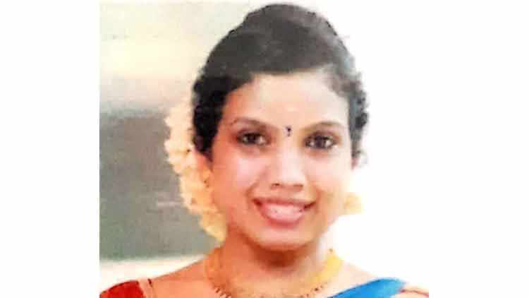 ക​ട​മ്പ​ക​ൾ ത​ര​ണം ചെ​യ്​​ത്​ അ​പ​ർ​ണ നാ​ട​ണ​ഞ്ഞ​ത് അ​വ​സാ​ന നി​മി​ഷം