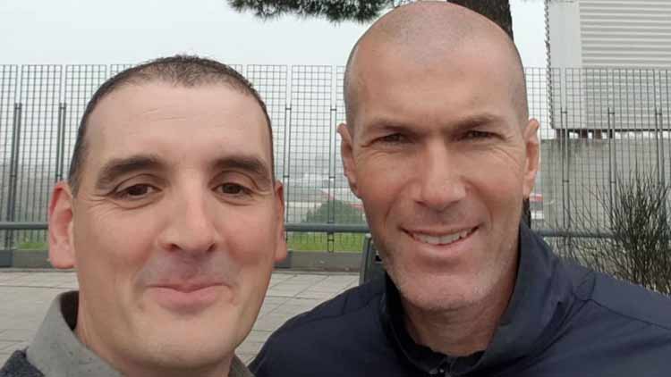 സി​ദാ​നൊ​പ്പം ഒ​രു ‘സെ​ൽ​ഫി കോം​പ്ര​മൈ​സ്​’