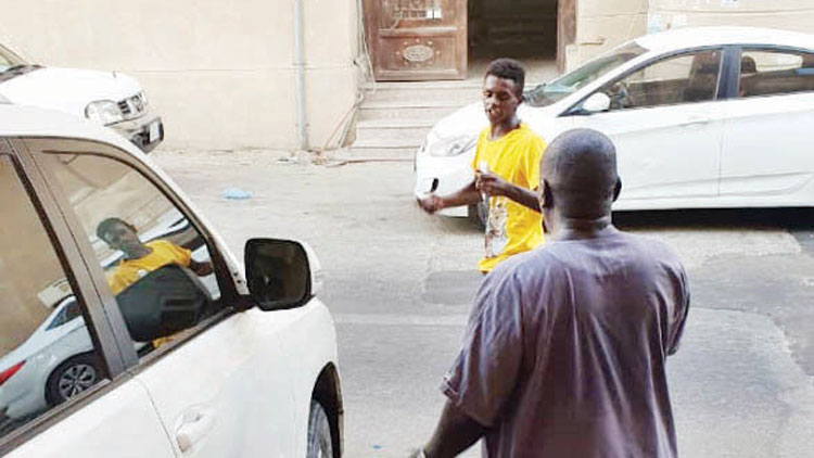 ഫ്ലാറ്റിൽ യുവാക്കളെ മർദിച്ചശേഷം  15,000 റിയാലുമായി കടന്നു